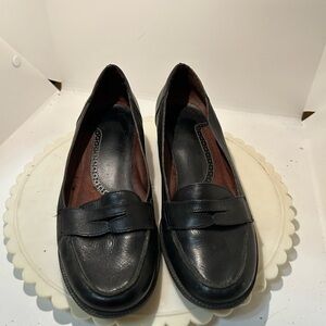 NATURALIZER black leather slip on loafers size 9
